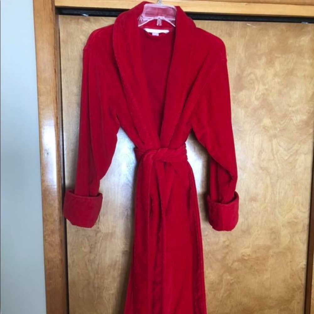 VS Red robe - Picture 1 of 2
